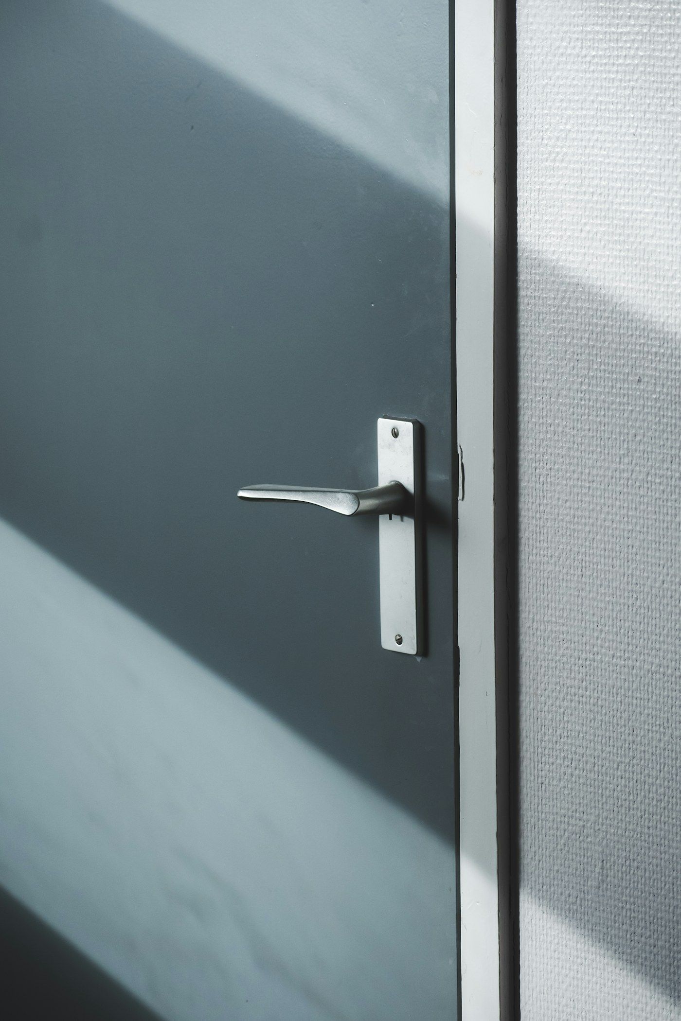Manilla y cerradura instaladas en una puerta